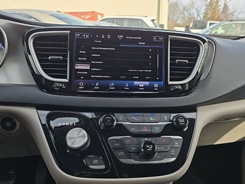 Used 2023 Chrysler Pacifica Touring-L image 22