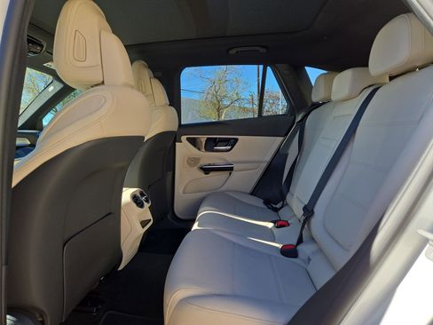 Used 2025 Mercedes-Benz GLC 300 4MATIC image 13