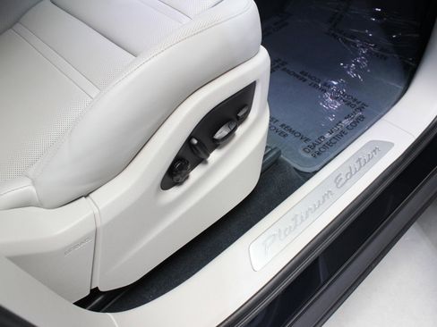 Used 2023 Porsche Cayenne Platinum Edition image 50