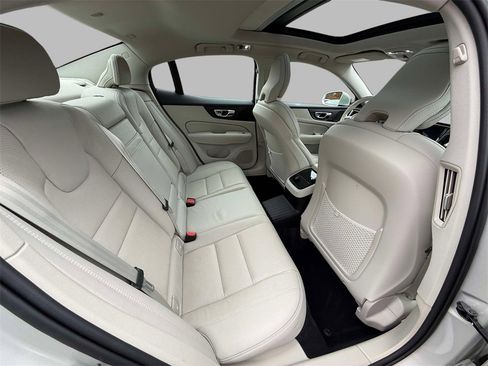 Used 2019 Volvo S60 T8 Inscription image 16