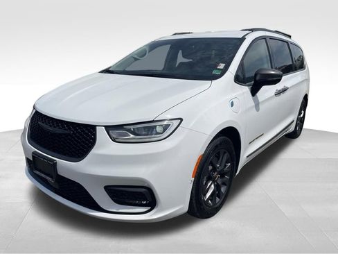 Used 2024 Chrysler Pacifica Select w/ Uconnect Theater Family Group image 23