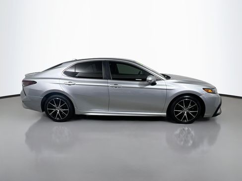 Used 2022 Toyota Camry SE FWD image 3