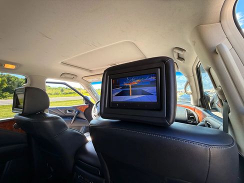 Used 2015 INFINITI QX80 4WD w/ Deluxe Technology Package image 14