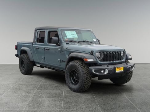 Used 2025 Jeep Gladiator Sport image 7