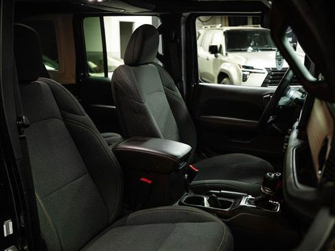 Used 2025 Jeep Wrangler Unlimited Sahara image 14