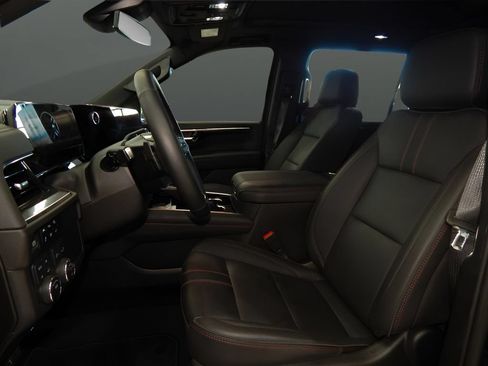 Used 2025 Chevrolet Suburban RST w/ Comfort Package AWD/4WD image 13