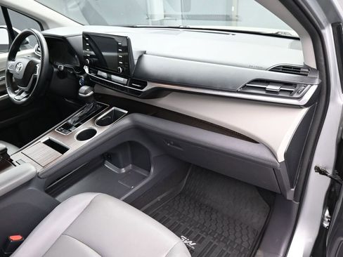 Used 2021 Toyota Sienna XLE image 15