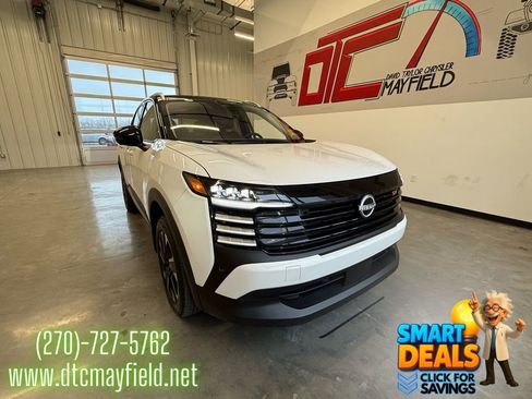 Used 2025 Nissan Kicks SR FWD image 1