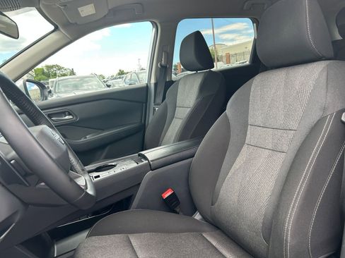 Used 2025 Nissan Rogue SV FWD image 32