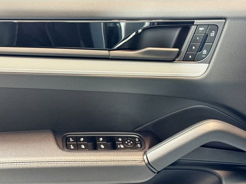 Used 2025 Porsche Cayenne image 11