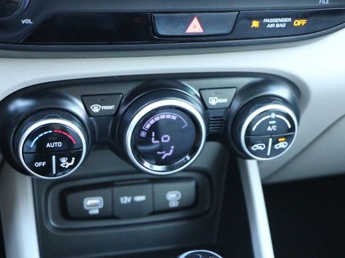 Used 2024 Hyundai Venue SEL FWD image 22