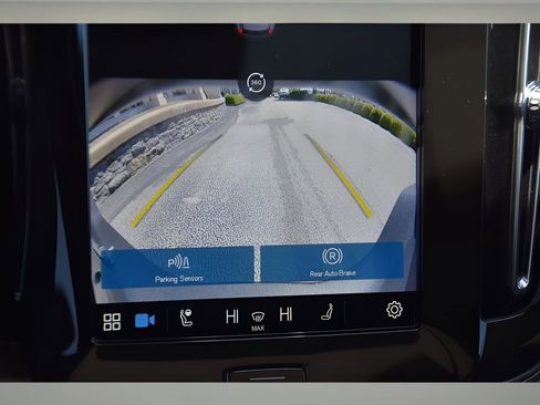 Certified 2025 Volvo XC40 B5 Plus w/ Protection Package Premier image 18