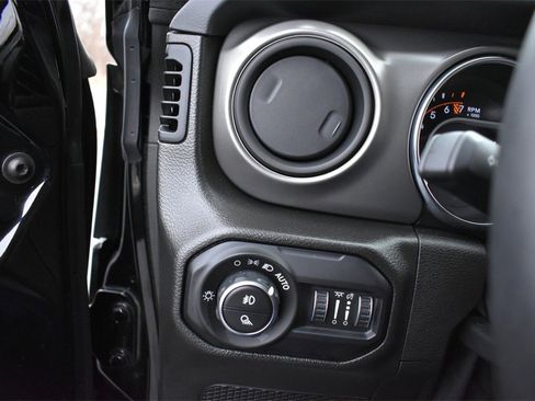 Certified 2022 Jeep Gladiator Willys image 25