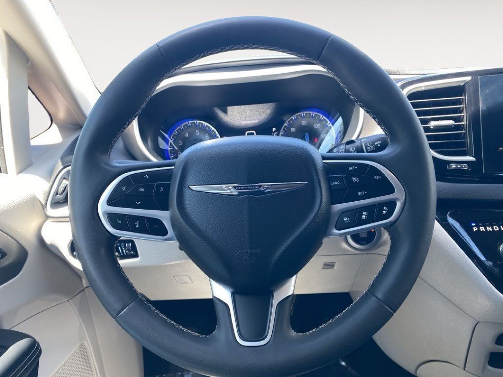 Used 2024 Chrysler Pacifica Touring-L FWD image 20