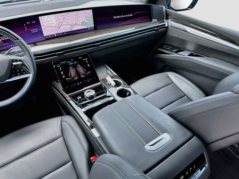 Used 2025 Cadillac Escalade ESV Luxury RWD image 24