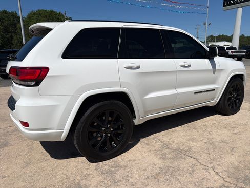 Used 2020 Jeep Grand Cherokee Altitude RWD image 9