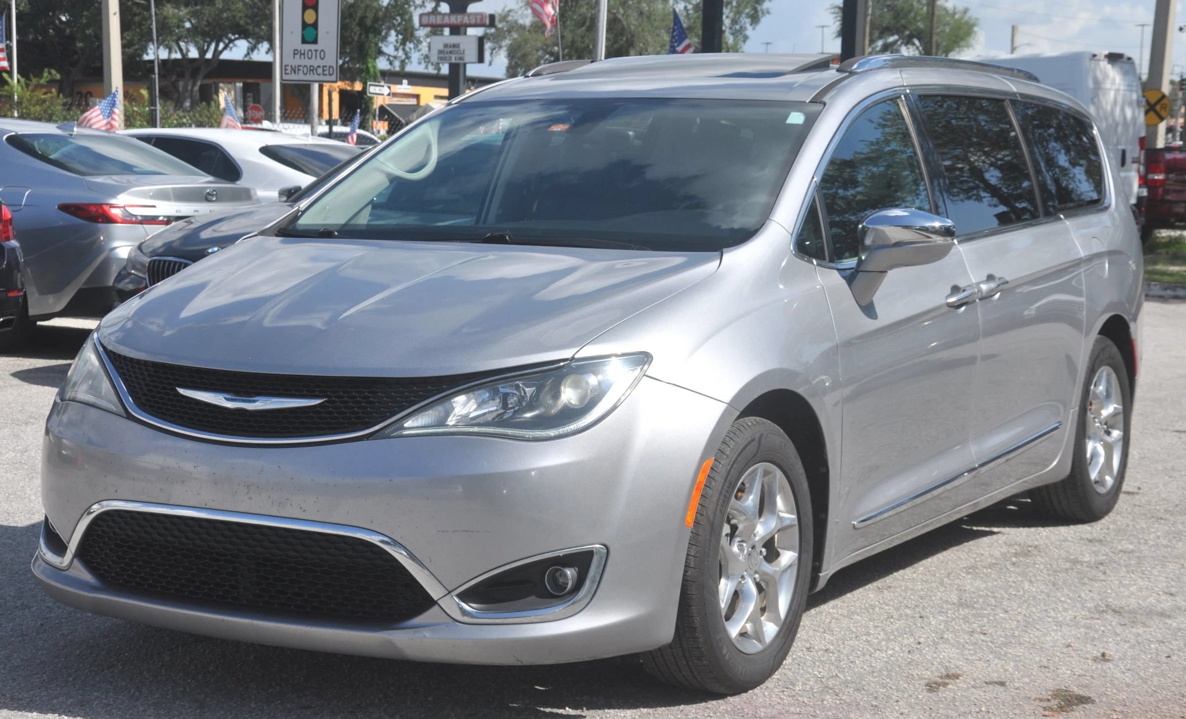 Used 2018 Chrysler Pacifica Limited FWD image 31