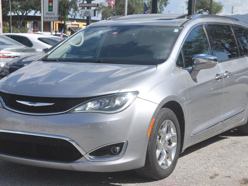 Used 2018 Chrysler Pacifica Limited FWD image 31