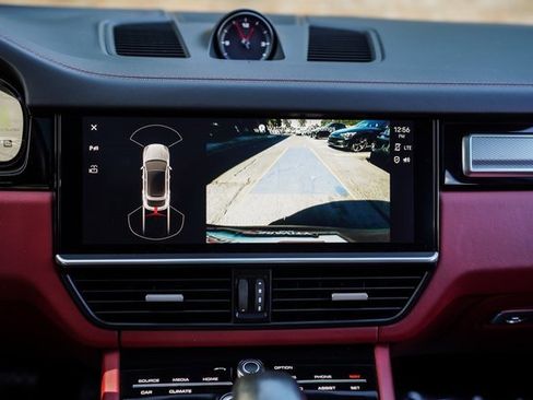 Used 2023 Porsche Cayenne Platinum Edition image 31