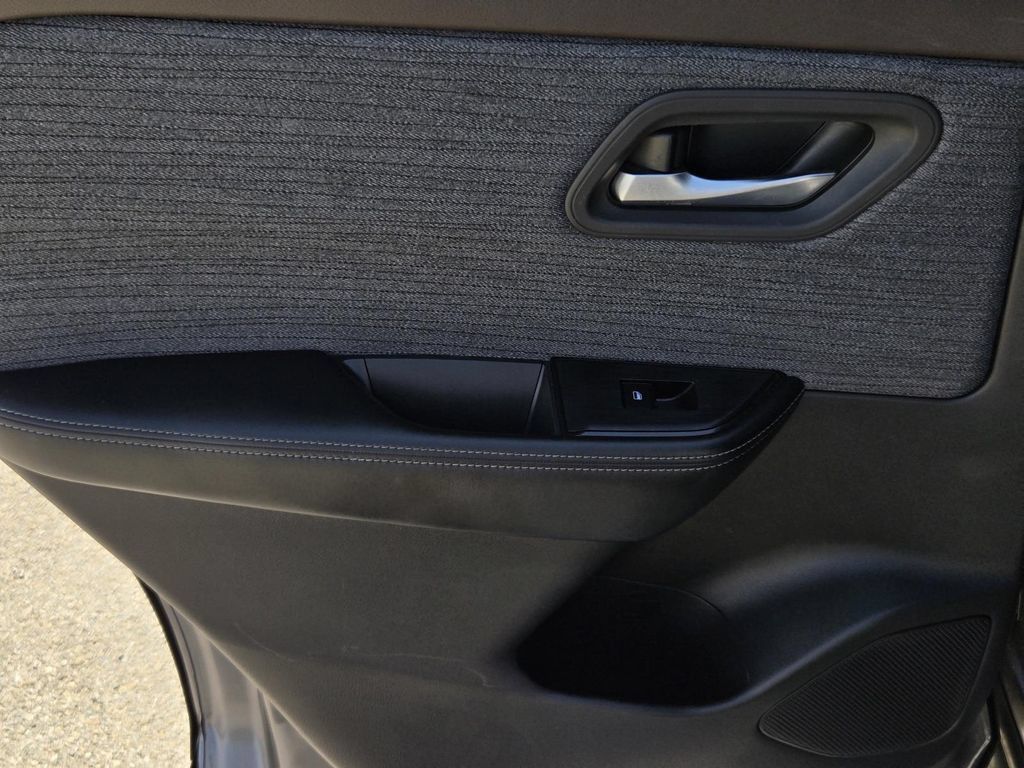 Certified 2023 Nissan Rogue SV FWD image 10