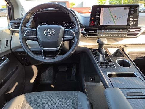 Used 2021 Toyota Sienna Limited image 7