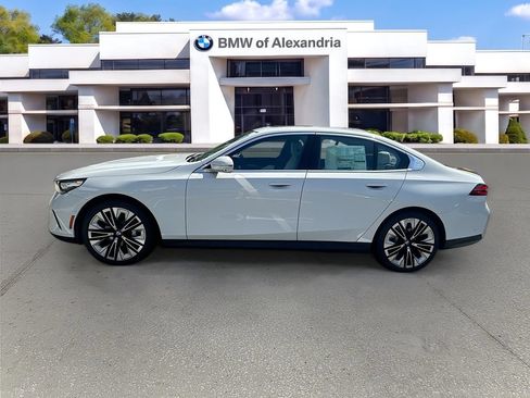 Used 2026 BMW 530i xDrive w/ Premium Package AWD/4WD image 4