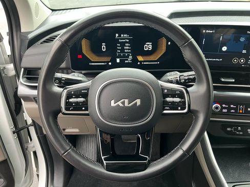 Used 2025 Kia Carnival image 18