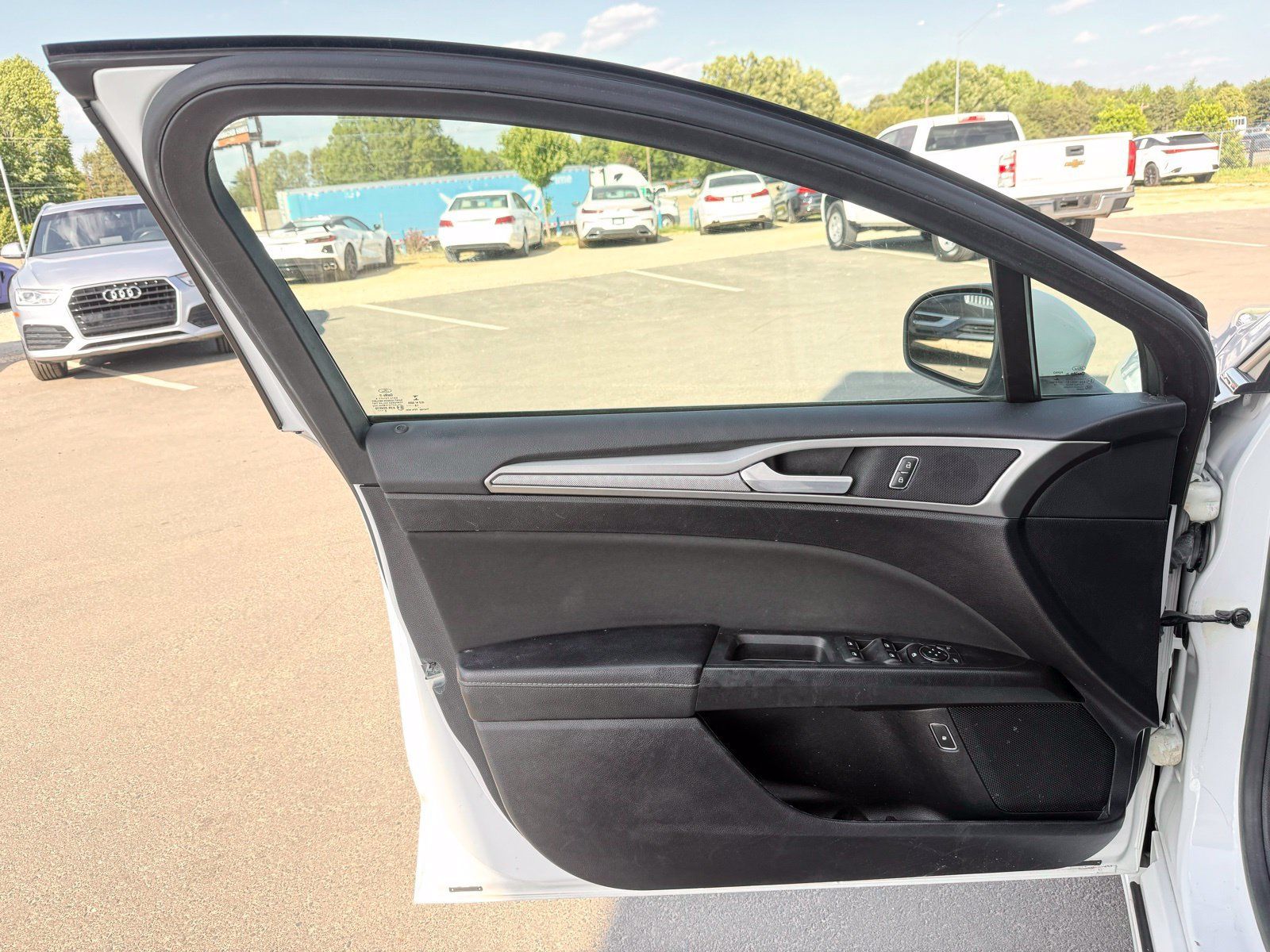 Used 2019 Ford Fusion SE FWD image 11