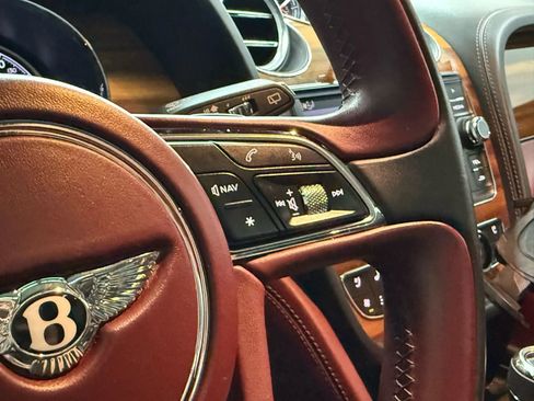 Used 2019 Bentley Bentayga image 24