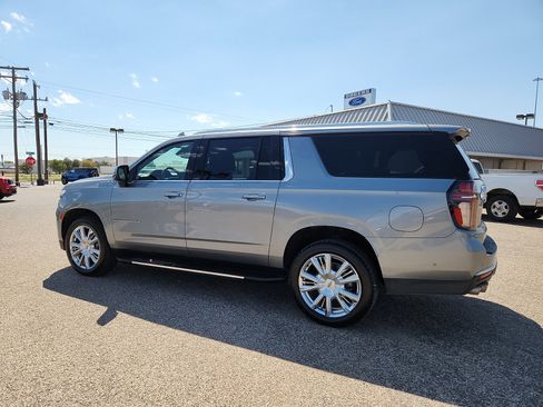 Used 2024 Chevrolet Suburban High Country w/ Advanced Technology Package image 4