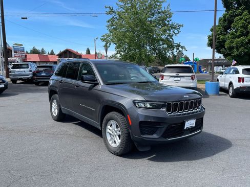 Used 2023 Jeep Grand Cherokee Laredo w/ Luxury Tech Group I AWD/4WD image 7