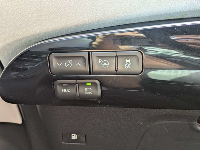 Used 2018 Toyota Prius Three w/ Advanced Technology Package FWD image 23