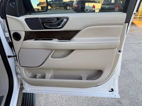 Used 2019 Lincoln Navigator Reserve image 26