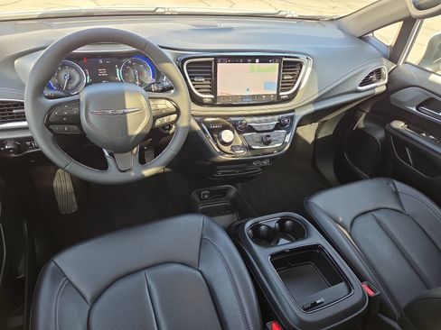 Used 2023 Chrysler Pacifica Touring-L w/ Uconnect Theater Family Group AWD/4WD image 6