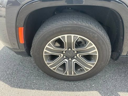 Used 2024 Jeep Wagoneer Series II w/ Flexible Seating Group RWD image 9