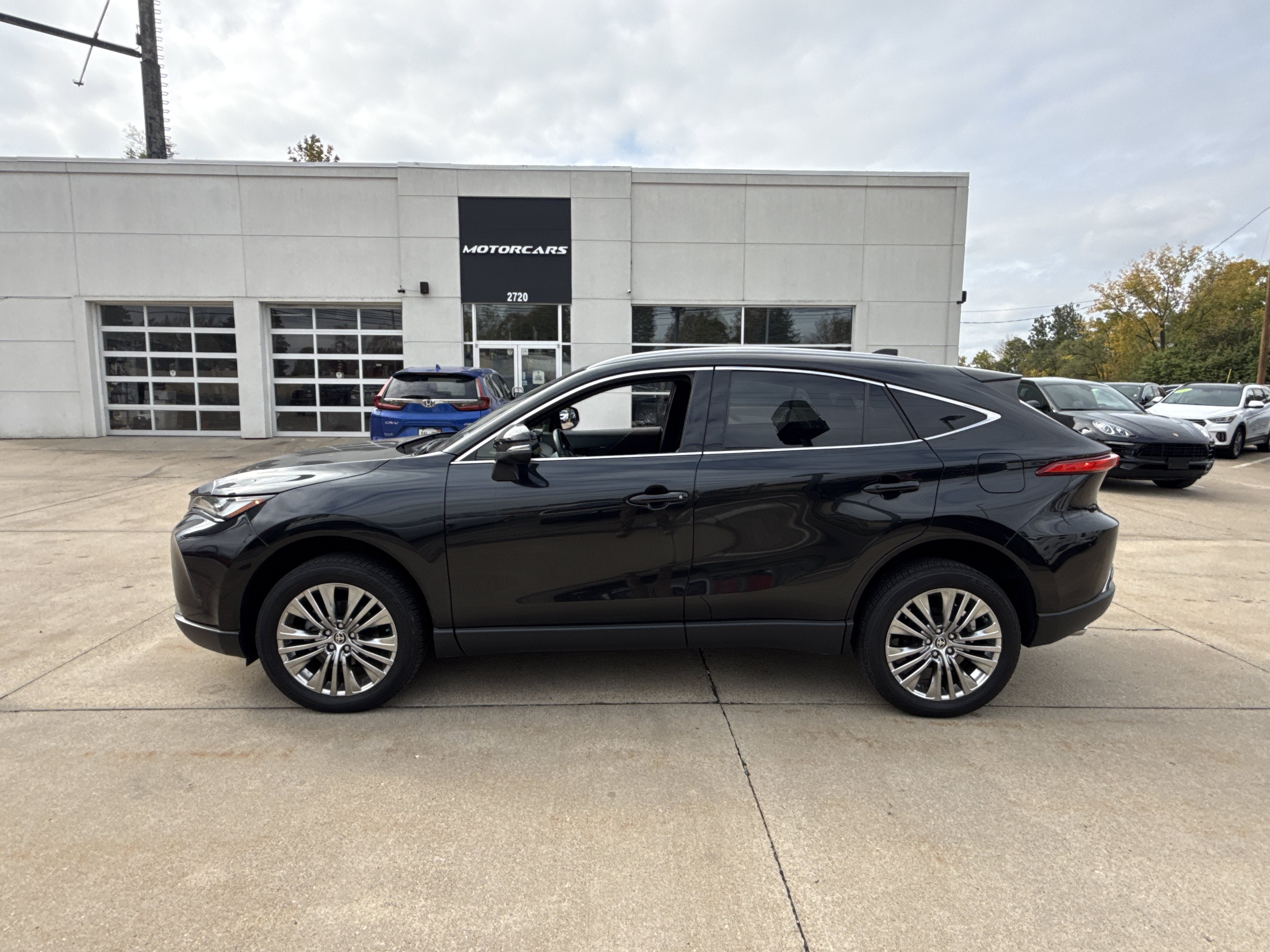 Used 2023 Toyota Venza XLE AWD/4WD image 6