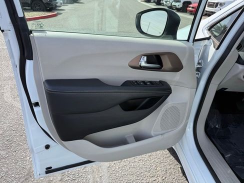 Used 2023 Chrysler Voyager LX image 21
