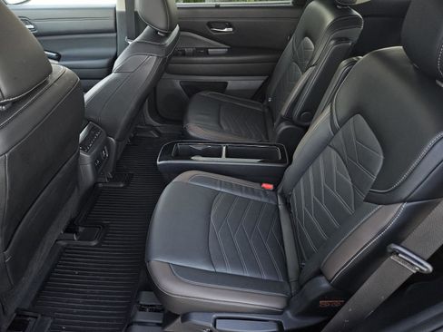 Used 2024 Nissan Pathfinder Platinum image 29