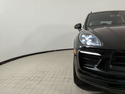 Certified 2025 Porsche Macan AWD/4WD image 10