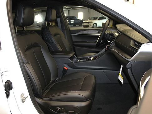 New 2026 Jeep Grand Cherokee L Limited w/ MOPAR Finishing Package AWD/4WD image 31
