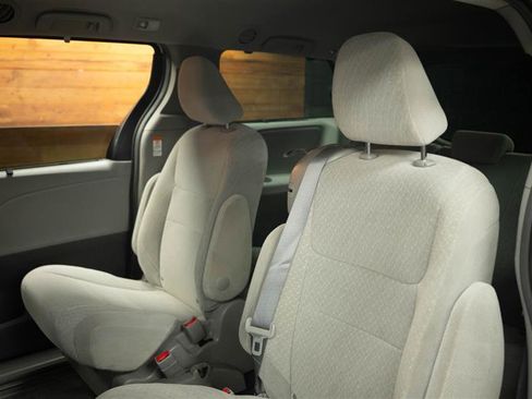 Used 2017 Toyota Sienna LE w/ Preferred Accessory Package FWD image 12