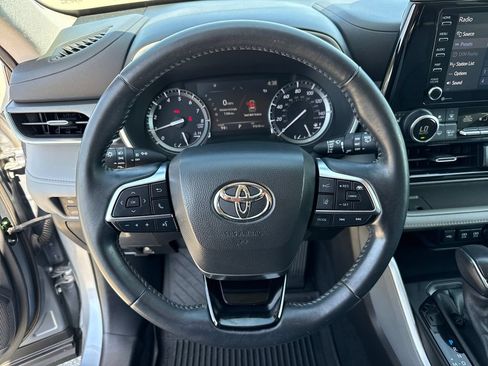 Used 2021 Toyota Highlander XLE FWD image 15