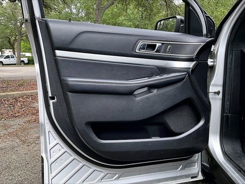 Used 2017 Ford Explorer XLT FWD image 17