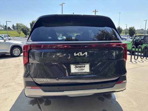 Used 2025 Kia Carnival FWD image 8