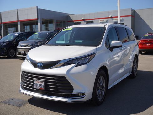 Used 2023 Toyota Sienna XLE image 7