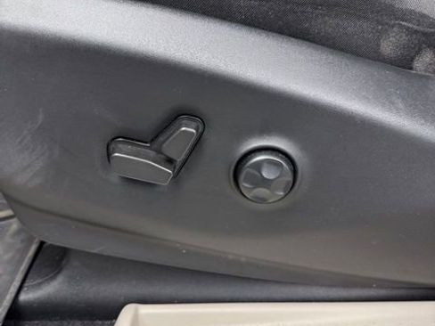 Used 2022 Chrysler Pacifica Limited FWD image 35