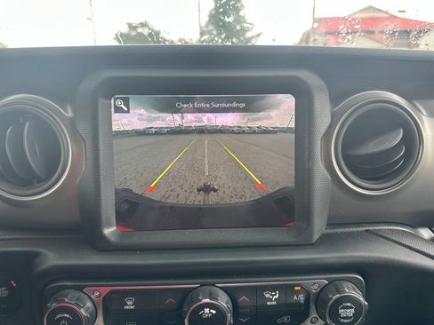 Used 2023 Jeep Gladiator Sport AWD/4WD image 8