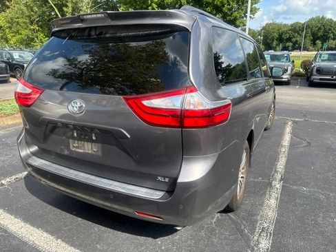 Used 2018 Toyota Sienna XLE w/ XLE Navigation Package FWD image 9