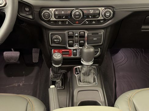 Used 2025 Jeep Gladiator Mojave AWD/4WD image 28