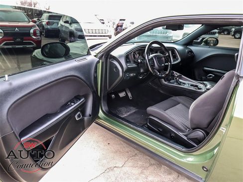 Used 2019 Dodge Challenger SXT image 19